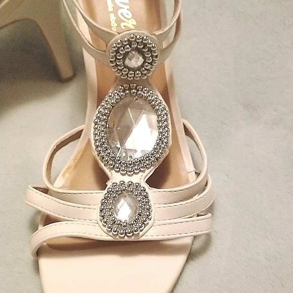 Forever Selected By Paula Abdul White Strappy Heels - Picture 3 of 12